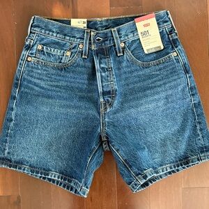 NWT Levi’s women’s mid thigh denim shorts